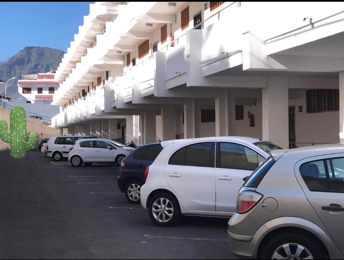 Los Cristianos Vistas Al Mar Y Cerca De La Playa Esterno foto